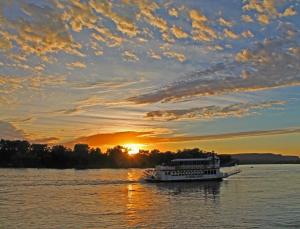 Competition entry: La Crosse Queen at Sunset