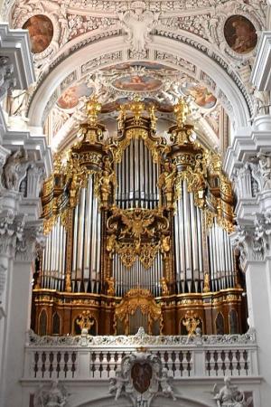 Competition entry: World's Largest Catherdral Pipe Organ (17,774 pipes)