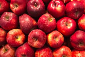A pile of red apples.